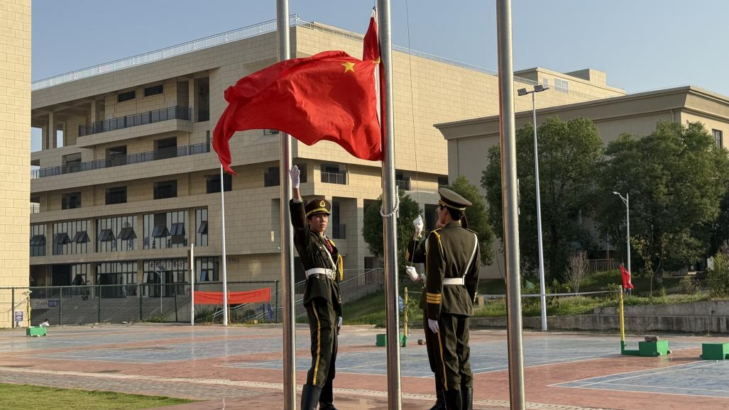 生命向阳盛开——我校举行十月份升旗仪式