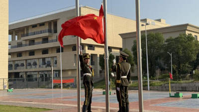 生命向阳盛开——我校举行十月份升旗仪式